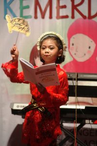 Ajeng membacakan dongeng bulusan dalam acara Dongeng Kemerdekaan pada tahun 2015 (Dok. OD)